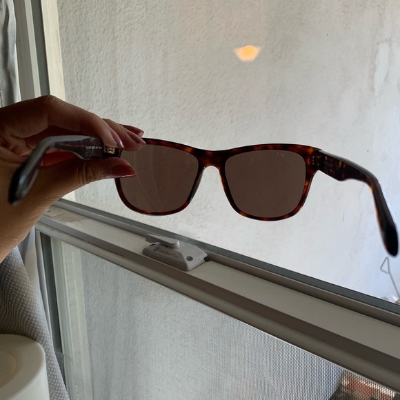 Burberry sunglass - Picture 3 of 8